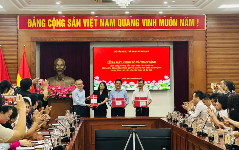 Quang cảnh lễ ra mắt, công bố và trao tặng Cẩm nang hướng dẫn thực hiện các nhiệm vụ phân cấp, phân định thẩm quyền cho UBND cấp xã trong lĩnh vực văn hóa, thể thao và du lịch z6903036403394b9999b7c5228516864bfe10883529aac_chth.jpg