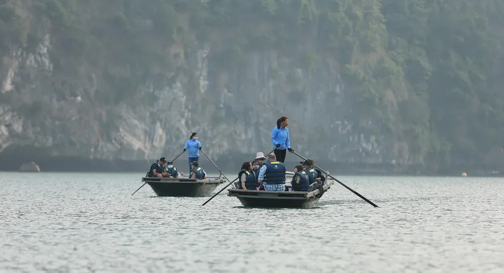 Chèo thuyền trên vịnh Lan Hạ (Hải Phòng). Ảnh: NAM NGUYỄN NAM_6050.JPG