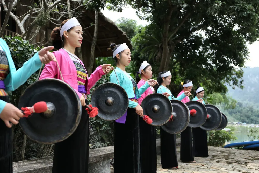 Biểu diễn cồng chiêng của dân tộc Mường 46777681_314082435985263_3734926238028922880_n.jpg