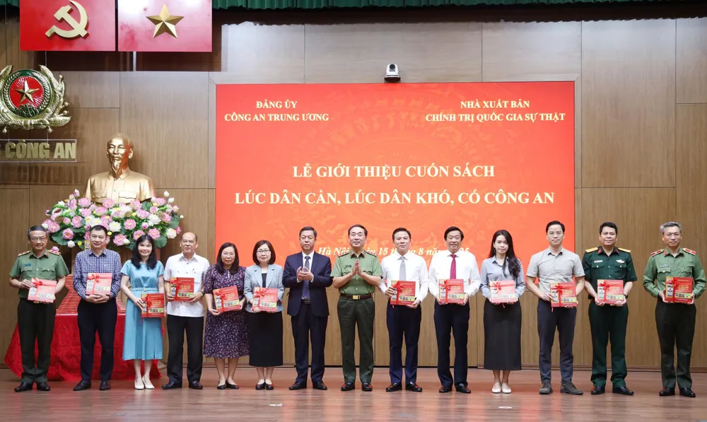 Tại sự kiện, Ban tổ chức đã trao tặng sách cho đại diện một số ban, bộ, ngành và đơn vị thuộc Bộ Công an ece0a6e0-228f-471c-8696-82b01f1dadc4.jpg