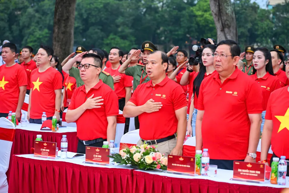 Người tham gia trên toàn quốc khoác áo đỏ sao vàng, cùng hướng về Quảng trường Ba Đình lịch sử để theo dõi lễ thượng cờ Tổ quốc, đồng loạt hát Quốc ca 248502784749cf179658.jpg