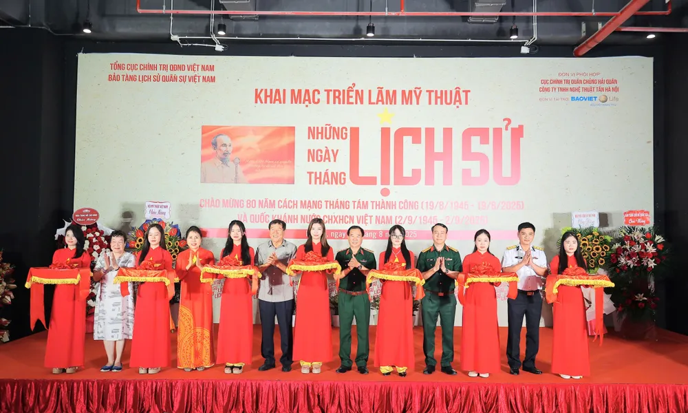 Cắt băng khai mạc triển lãm ngày 19-8, tại Bảo tàng Lịch sử Quân sự Việt Nam 9823c7c2221caa42f30d.jpg