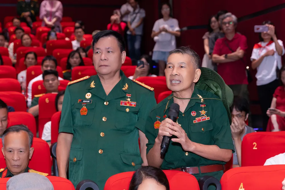 Các cựu chiến binh của Thành Cổ Quảng Trị năm xưa là khách mời đặc biệt của buổi chiếu đặc biệt phim Mưa đỏ NCT_0428.jpg