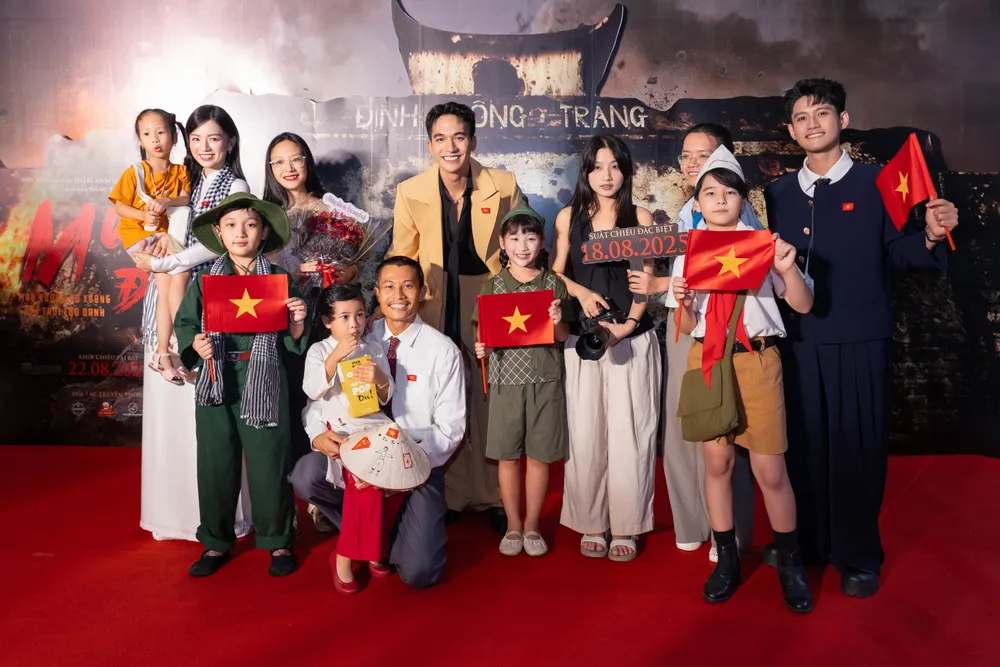 Các nghệ sĩ tham dự Mưa đỏ chụp ảnh cùng khán giả trong suất chiếu đặc biệt NCT_9616.jpg