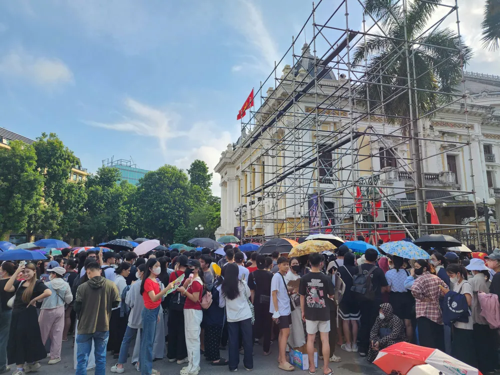 Lực lượng cảnh sát giao thông có mặt từ 6 giờ để phân luồng, song lượng người đổ về mỗi lúc một đông khiến tình hình trở nên quá tải 43c52c54-ba60-4297-86b2-c95f61250a1b.jpg