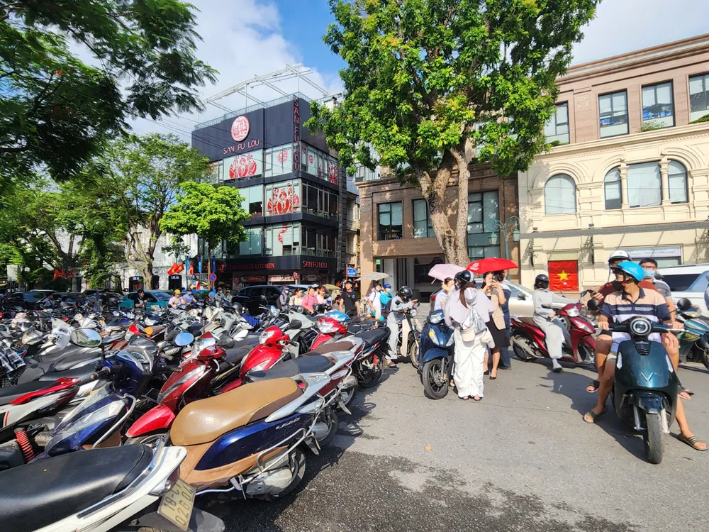 Xe máy xếp kín vỉa hè và tràn xuống lòng đường quanh khu vực Nhà hát Lớn Hà Nội bb221d8b4b69c3379a78.jpg