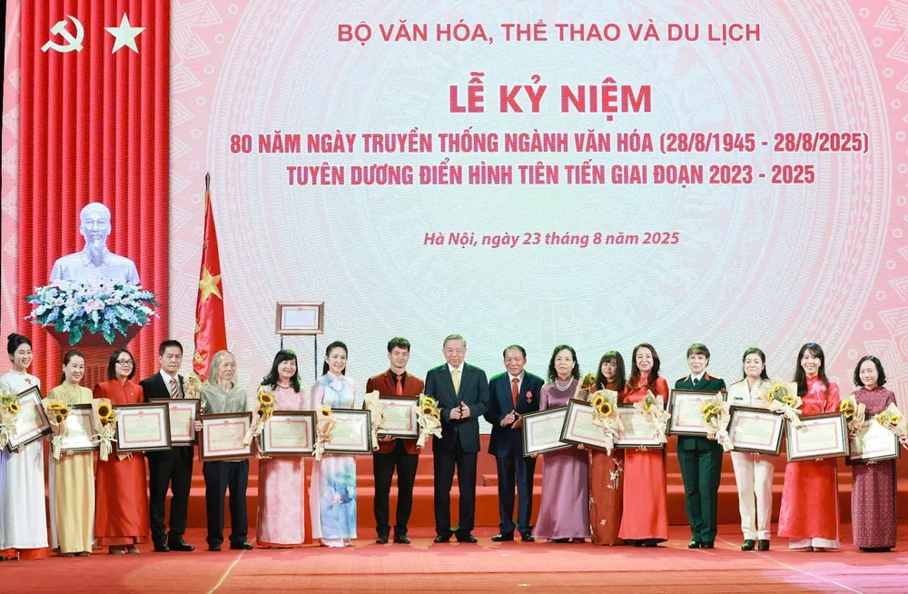 Tổng Bí thư Tô Lâm trao bằng khen cho 80 gương điển hình tiên tiến của ngành Văn hóa 6b14c939-9345-46bc-88a4-04c365f34ade.jpg
