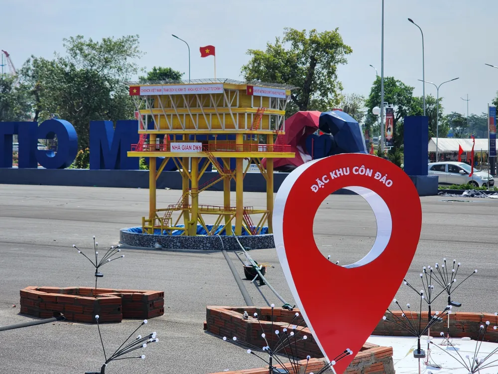 Mô hình nhà Giàn DK1 tại không gian trưng bày ngoài trời của TPHCM 20250824_105243.jpg