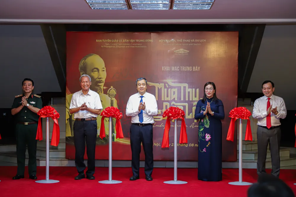 Các đại biểu cắt băng khai mạc trưng bày "Mùa thu độc lập" img6583-17561137100281140279811.jpg