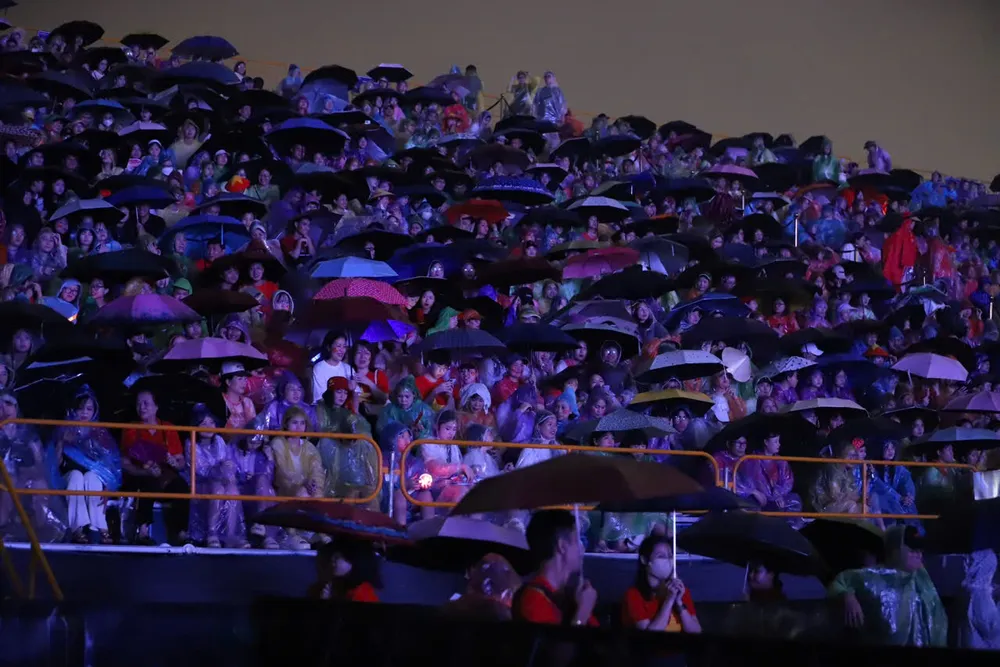 Hơn 25.000 khán giả đội mưa tới concert Việt Nam trong tôi 68-17562196712701133978428.jpeg