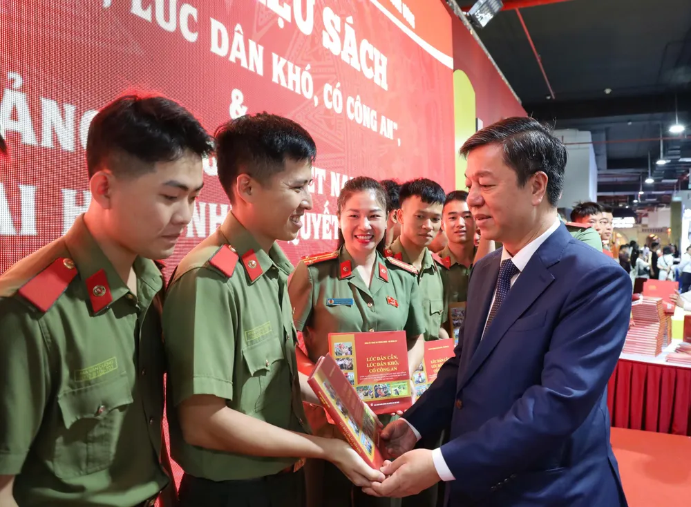 Trao tặng sách các cơ quan, đơn vị để lan tỏa giá trị, thông điệp của hai công trình đặc biệt này 896f7a9e-6b86-4069-af7b-80f423b7298f.jpg