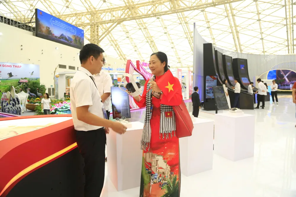 Khách tham quan Địa đạo Củ Chi bằng công nghệ VR tại gian hàng TPHCM a31185e2-f1ab-4cfe-9d49-8f471e41f0bc.jpg