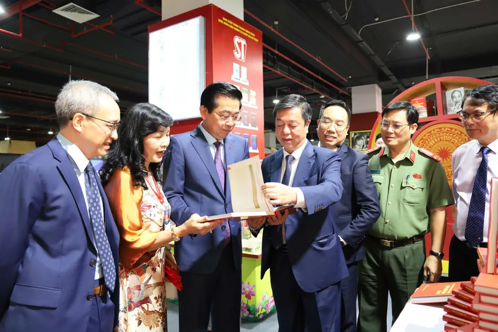 Các đại biểu tham quan không gian trưng bày sách c562ddc4-906a-4469-92eb-87617768fae7.jpg