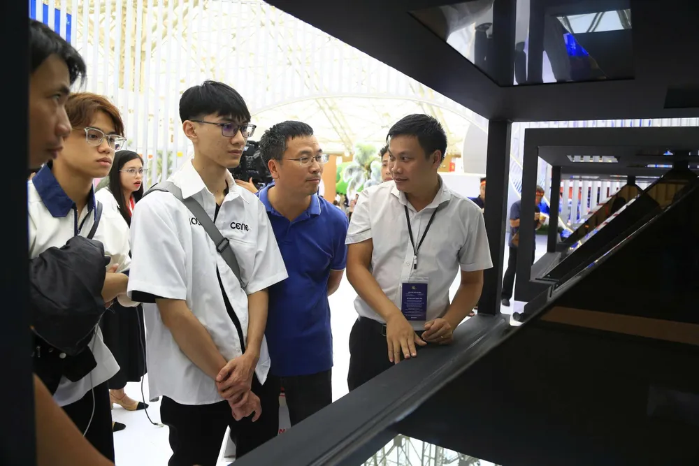 Anh Nguyễn Văn Phong, phục vụ gian hàng TPHCM đang giới thiệu cho khách tham quan công nghệ Hologram tái trình diễn hiện vật d3deaa63-6c34-4e7b-838b-02ae1da1adf5.jpg