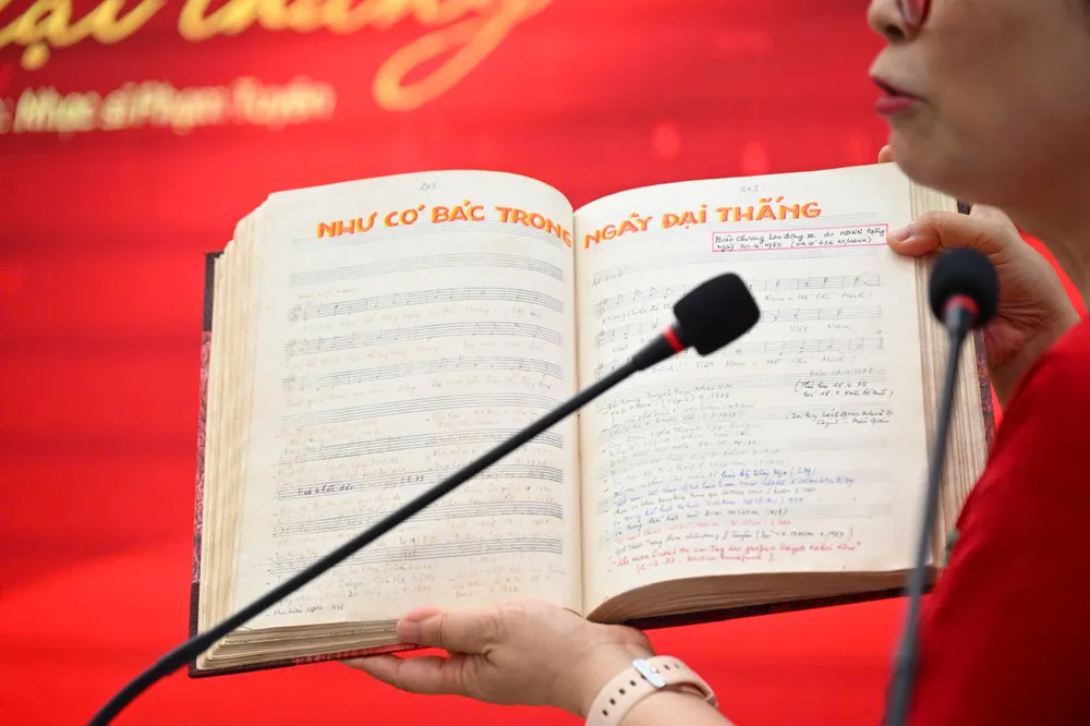 Bài hát "Như có Bác trong ngày đại thắng" trong cuốn sổ ghi các ca khúc của nhạc sĩ Phạm Tuyên c522a5819be210bc49f3.jpg