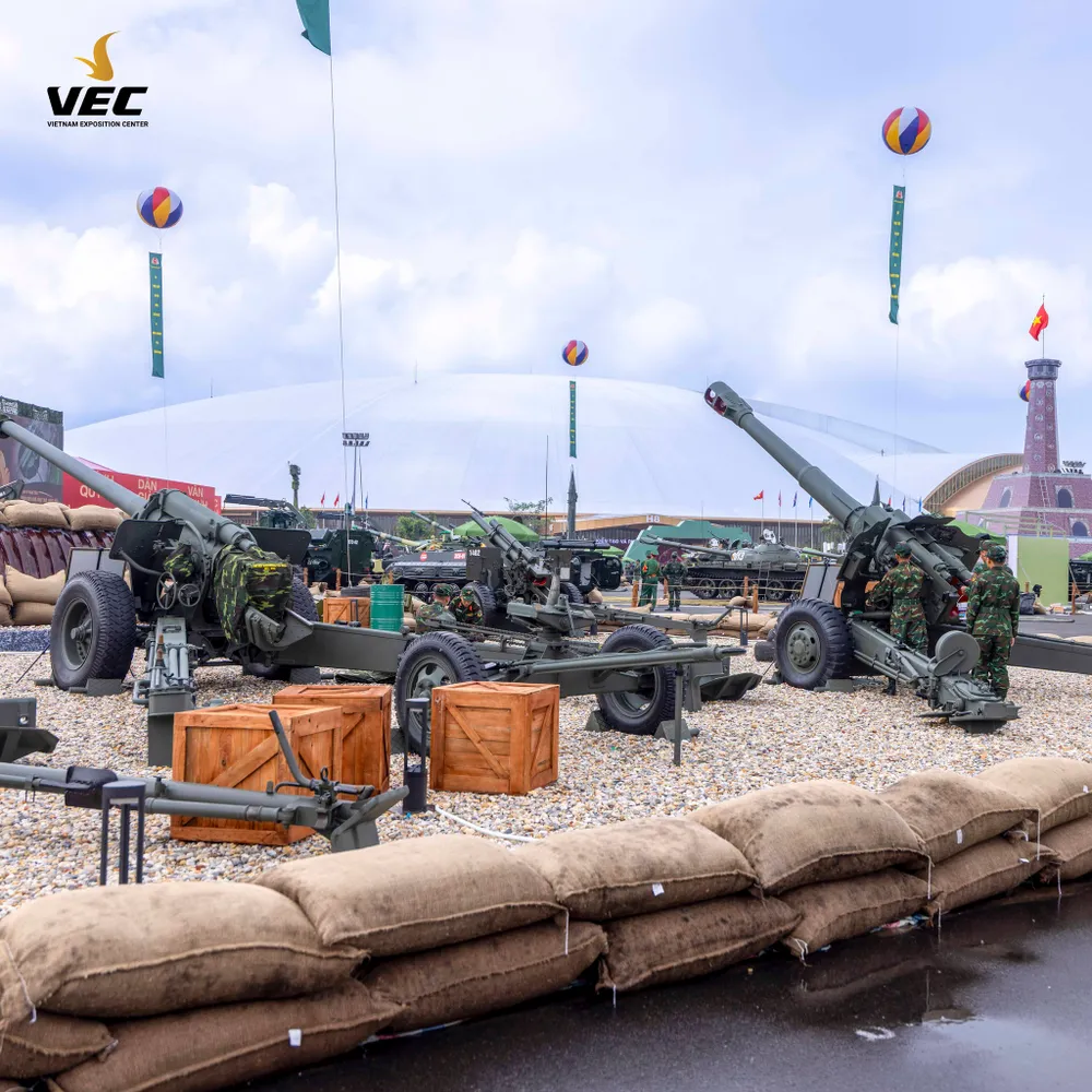 Không gian trưng bày ngoài trời với nhiều vũ khí, trang thiết bị hiện đại 541471453_122113575122970844_4466387261513421293_n.jpg
