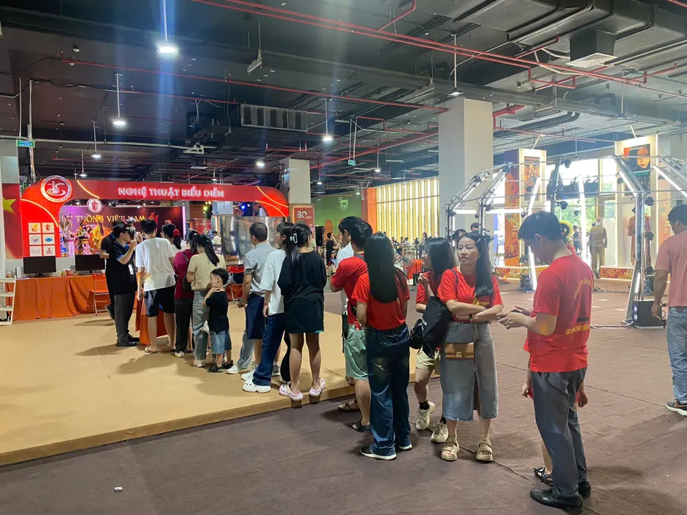 Khách xếp hàng dài tại khu trải nghiệm nghệ thuật tại triển lãm 3445182520871166098.jpg