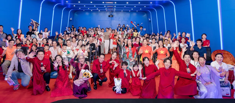 Đông đảo khán giả đã tham gia giao lưu với đoàn phim Lật mặt 7 tại khu vực chiếu phim của triển lãm IMG_7038.jpg