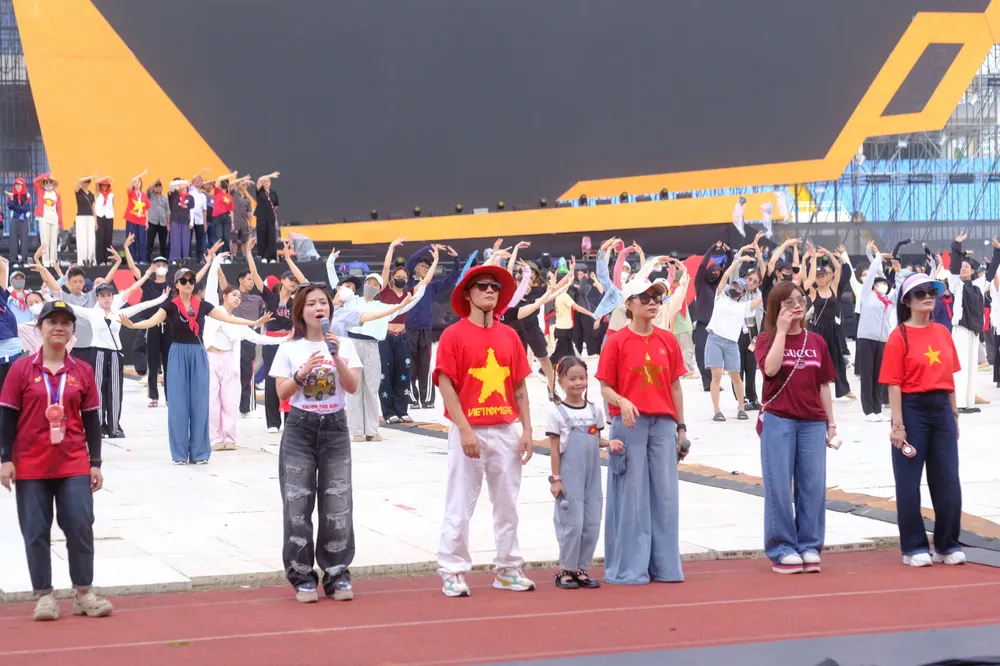 Màn trình diễn đặc biệt này hội tụ đông đảo nghệ sĩ các thế hệ. Ảnh: HÀ TRANG 3d3ea37e157f9e21c76e.jpg