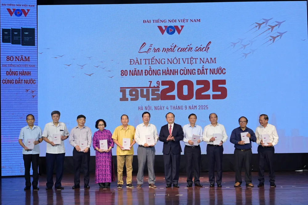 Trao tặng cuốn sách tới các thế hệ lãnh đạo của VOV ra mat sach (11).jpg