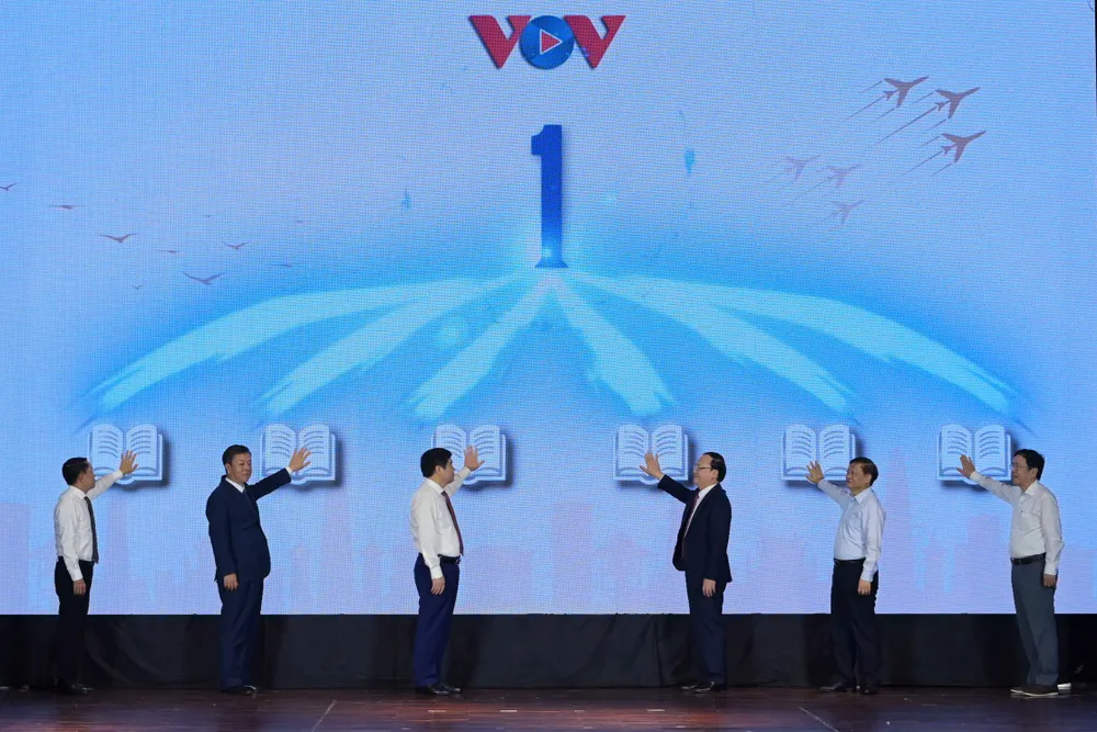Các đại biểu nhấn nút phát hành cuốn sách “Đài Tiếng nói Việt Nam - 80 năm đồng hành cùng đất nước” ra mat sach (8).jpg