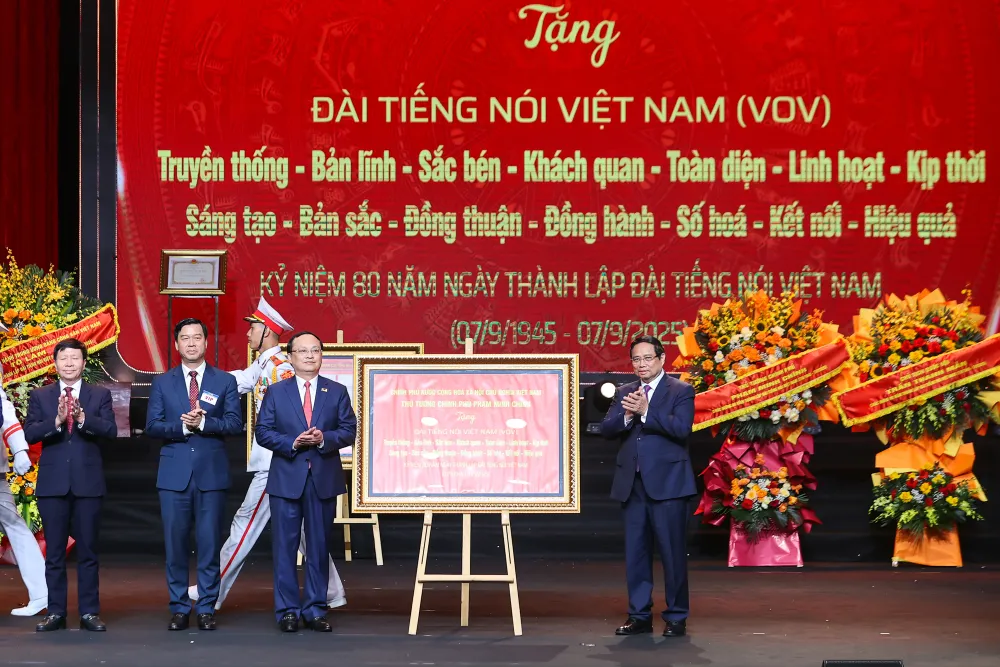 Thủ tướng tặng Đài Tiếng nói Việt Nam 16 chữ: "Bản lĩnh - Khách quan - Toàn diện - Kịp thời - Bản sắc - Số hóa - Sáng tạo - Hiệu quả" img1115-1757221701746645228448.jpg
