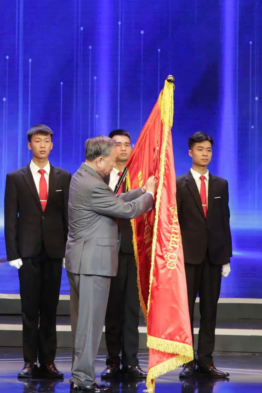 Tổng Bí thư Tô Lâm gắn Huân chương lên cờ truyền thống của Đài Truyền hình Việt Nam vtv12.jpg