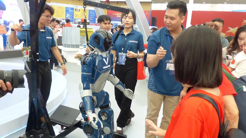 Trình diễn robot tại triển lãm. Ảnh: TRẦN LƯU de0fb14f-47f6-46d2-809b-5701ce8efb48.jpg