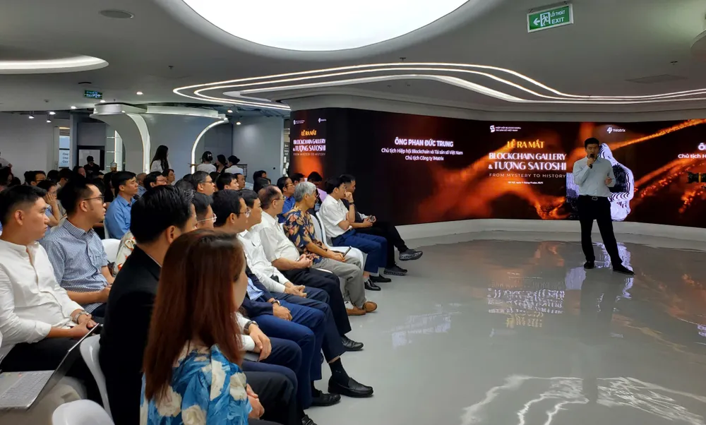 Quang cảnh lễ ra mắt Blockchain Gallery và tượng Satoshi Nakamoto dc15c5e19b0910574918.jpg