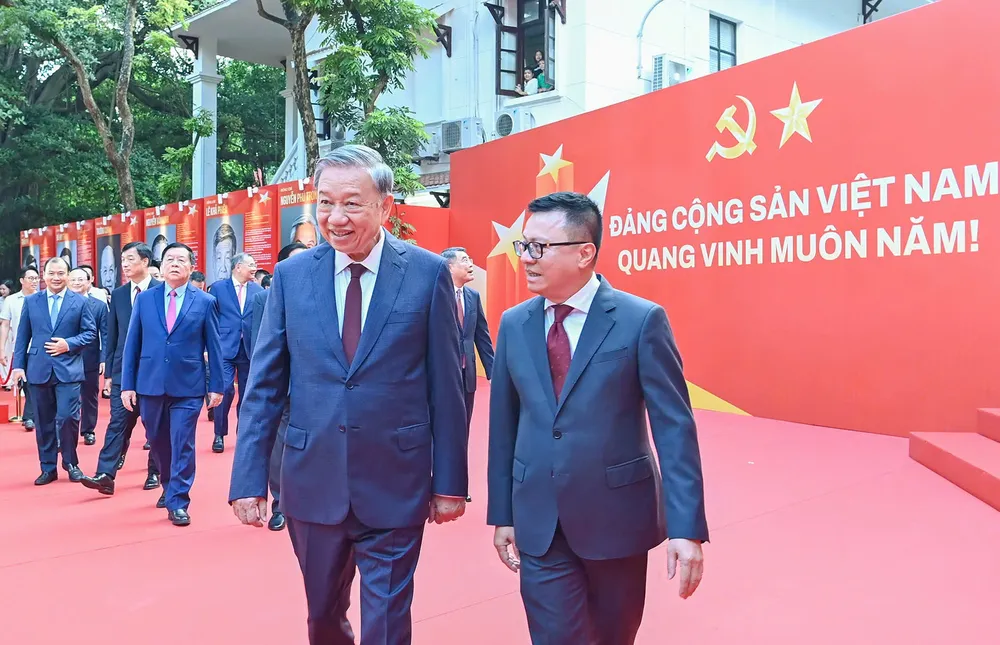 Tổng Bí thư Tô Lâm cùng các đại biểu tham quan không gian triển lãm tại Báo Nhân Dân. Ảnh VIẾT CHUNG dc6762b5e4276f793636.jpg
