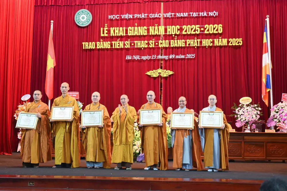 Trao bằng cho các học viện tốt nghiệp Cao đẳng Phật học 547247511_1118069873785039_3818136158988332603_n.jpg