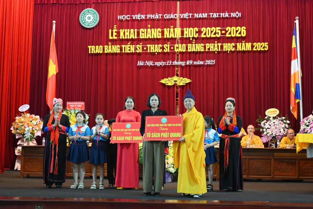 Trao tặng 1000 đầu sách cho 5 trường học 6cc3f7ed5248d9168059.jpg