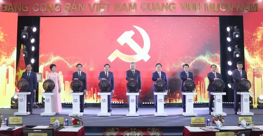 Tổng Bí thư Tô Lâm và các đại biểu đã thực hiện nghi thức khai trương Trang thông tin Đại hội đại biểu toàn quốc lần thứ XIV của Đảng. Ảnh: VOV 74ac0017dab851e608a9.jpg