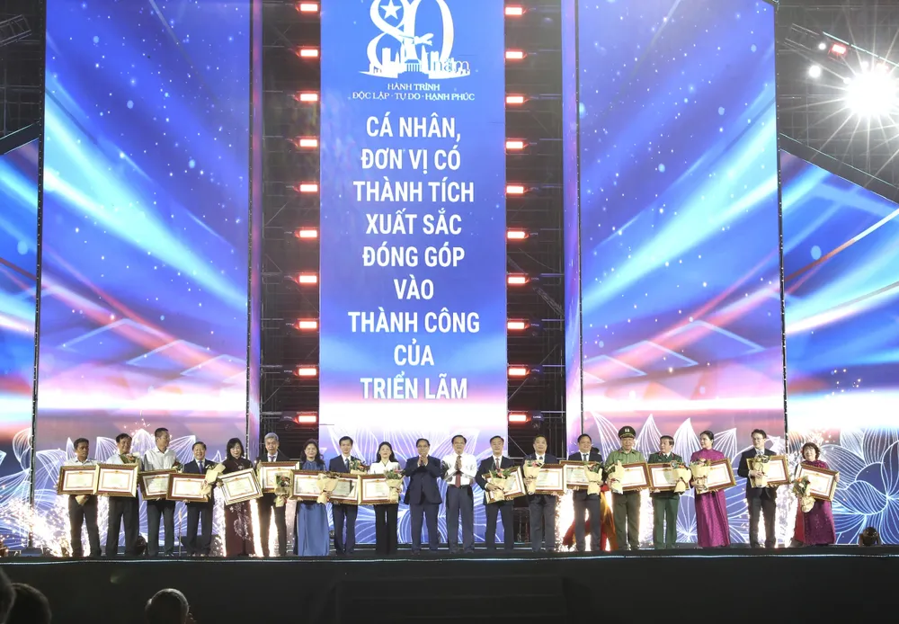 Thủ tướng Phạm Minh Chính và Trưởng ban Nội chính Trung ương Phan Đình Trạc trao bằng khen của Thủ tướng Chính phủ cho các tập thể và cá nhân có thành tích xuất sắc trong tổ chức và tham gia triển lãm. Ảnh: QUANG PHÚC 5c2412cd6275e92bb064.jpg