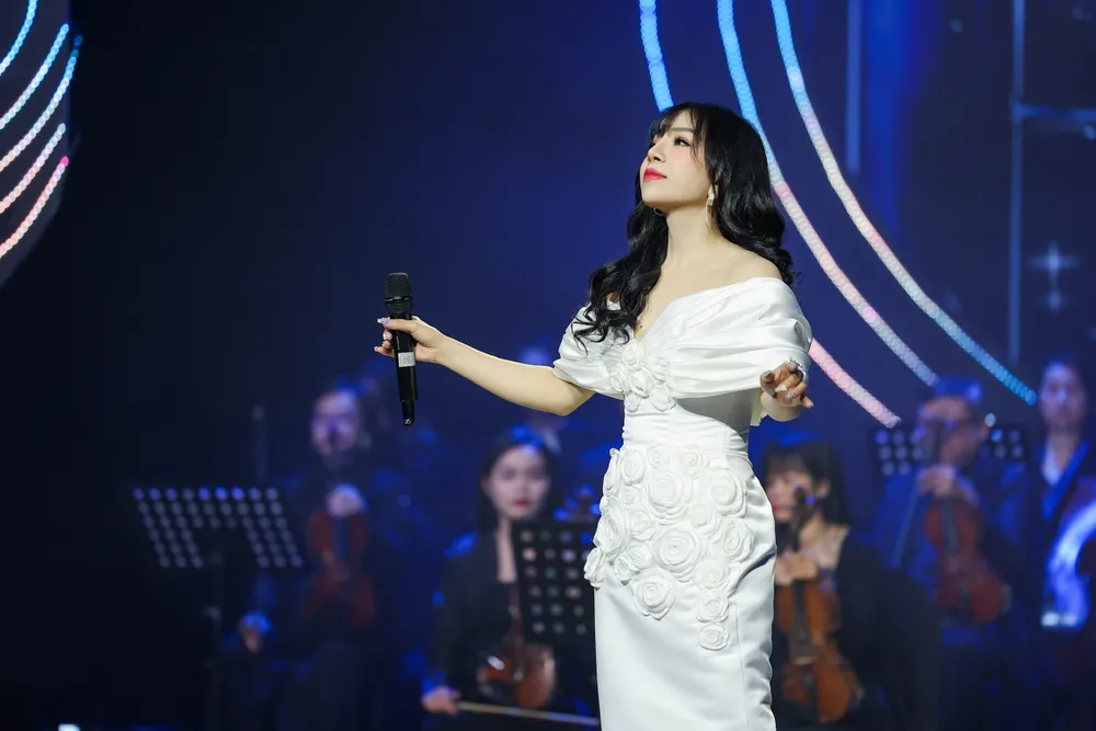 Quán quân Sao Mai điểm hẹn 2010 Minh Chuyên