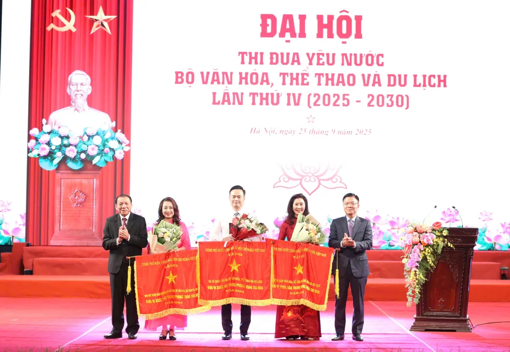19 tập thể và 53 cá nhân có thành tích xuất sắc trong phong trào thi đua giai đoạn 2021 - 2025 đã được trao Bằng khen của Bộ trưởng Bộ VH-TT-DL. Ảnh: TRẦN HUẤN 2574023787724712624.jpg