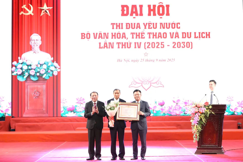 Phó Thủ tướng Chính phủ Lê Thành Long, Bộ trưởng Bộ VH-TT-DL Nguyễn Văn Hùng trao danh hiệu Anh hùng Lao động và hoa cho HLV Mai Đức Chung