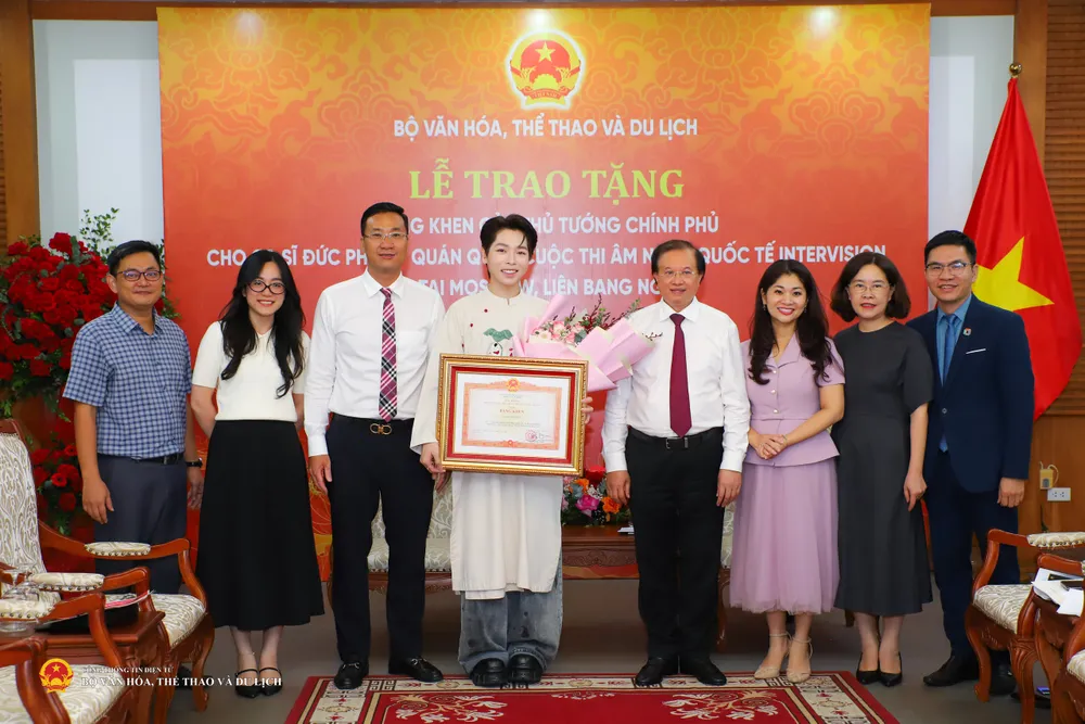 Lễ trao tặng Bằng khen được tổ chức tại Bộ VH-TT-DL img0780-2-17588865119171413744105.jpg