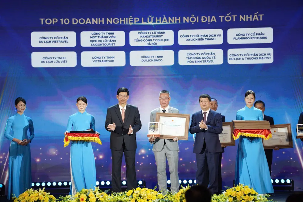 Trao giải top 10 doanh nghiệp lữ hành tốt nhất e670a923c1e54bbb12f4.jpg