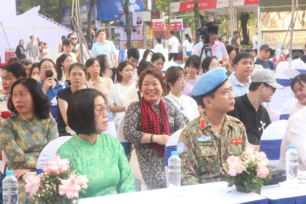 Buổi tọa đàm có sự tham dự của người thân, bạn bè và đông đảo người yêu sách c74eb5af883602685b27.jpg