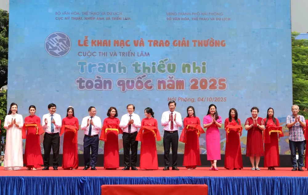 Khai mạc và trao giải cuộc thi tranh thiếu nhi toàn quốc. Ảnh: VIỆT CƯỜNG khai-mac-trien-lam-tranh-tnhi.jpeg