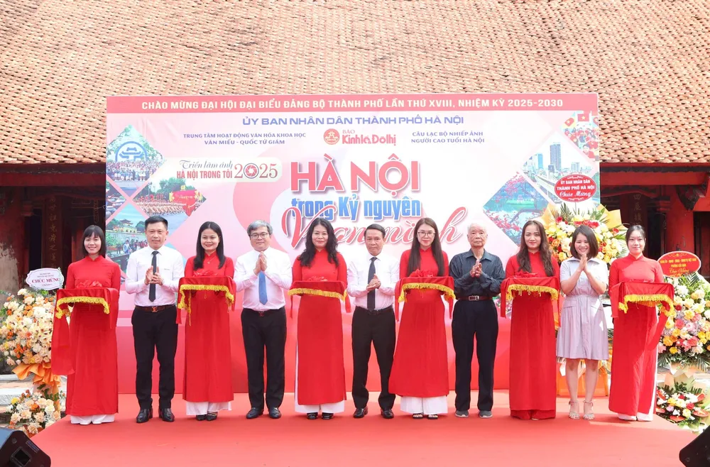 Cắt băng khai mạc triển lãm Hà Nội trong tôi ha-noi-trong-toi-khai-mac.jpg