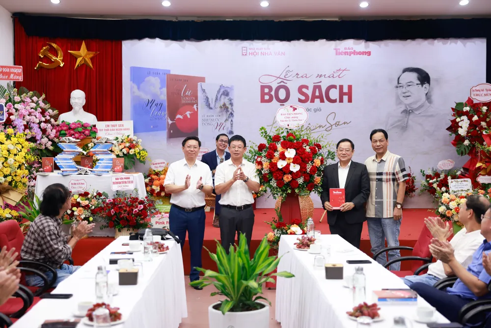 Bạn bè, đồng nghiệp chúc mừng tác giả Lê Xuân Sơn _MGM1344.JPG