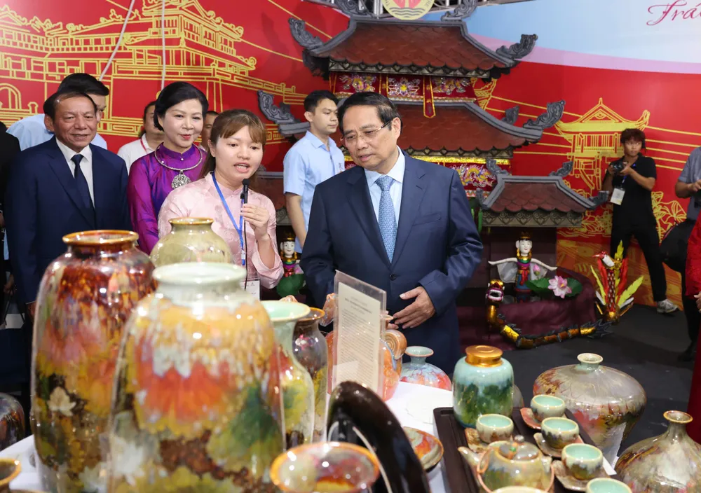 Thủ tướng Phạm Minh Chính tham quan các không gian trưng bày tại lễ hội. Ảnh: QUANG PHÚC 13506ffc879a0ac4538b.jpg