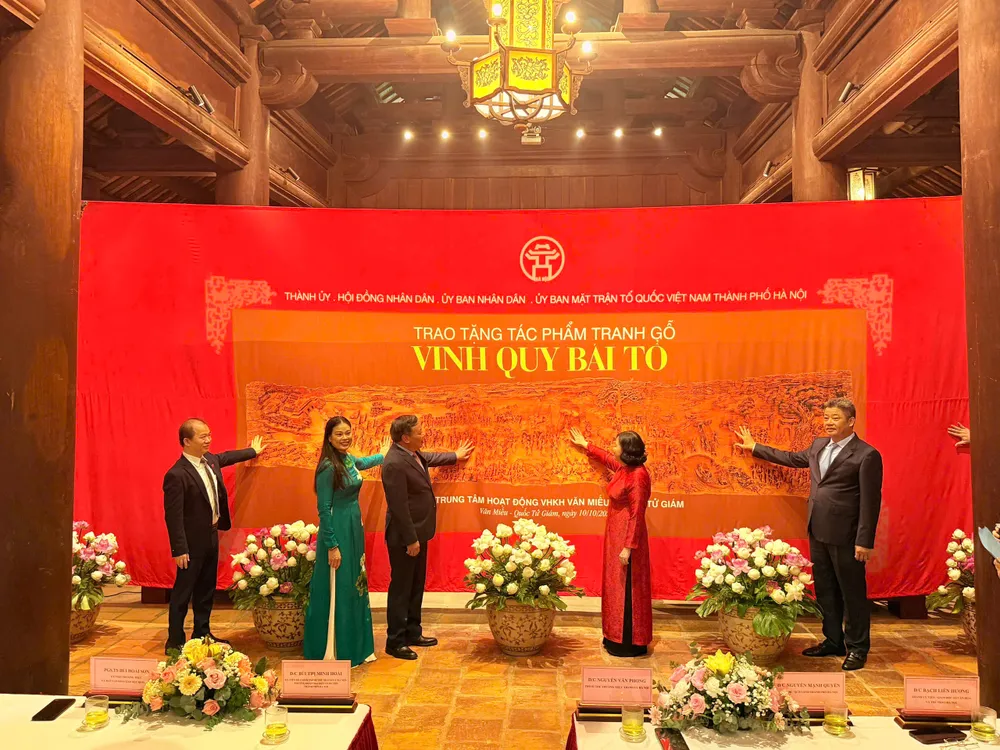 Bí thư Thành ủy TP Hà Nội Bùi Thị Minh Hoài cùng các đại biểu thực hiện nghi thức trao tặng tranh 2993a94f-6a92-43c2-a9d5-a62b3237c7e7.jpg
