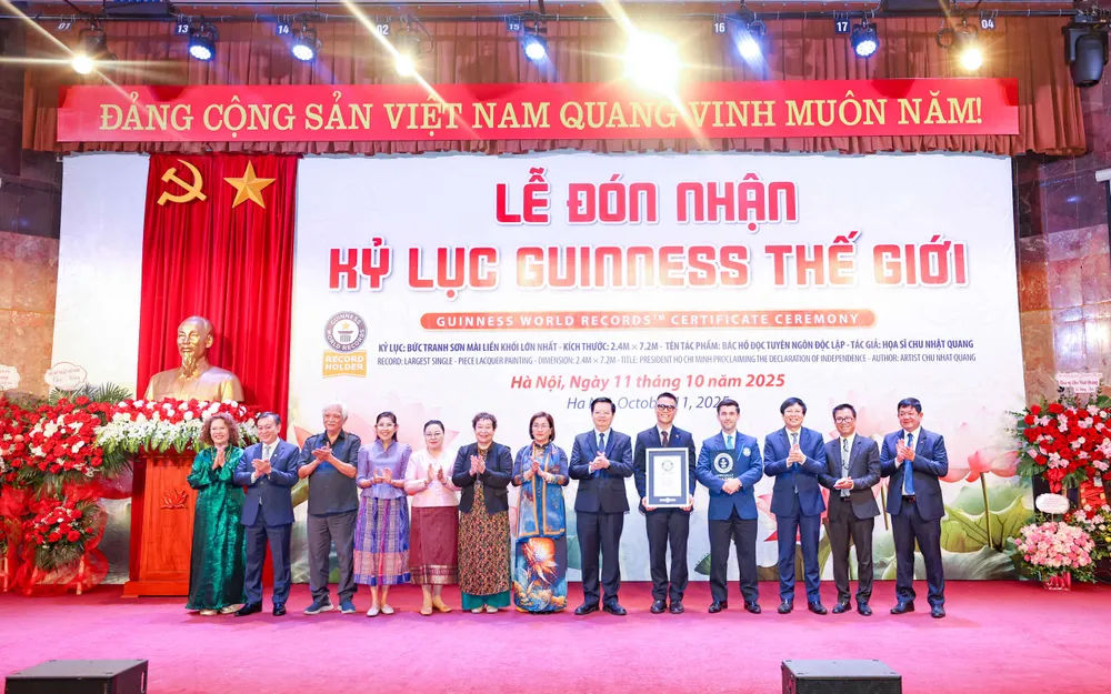 Tác phẩm sơn mài đầu tiên của Việt Nam được công nhận kỷ lục Guinness thế giới PSX_20251011_161821.jpg