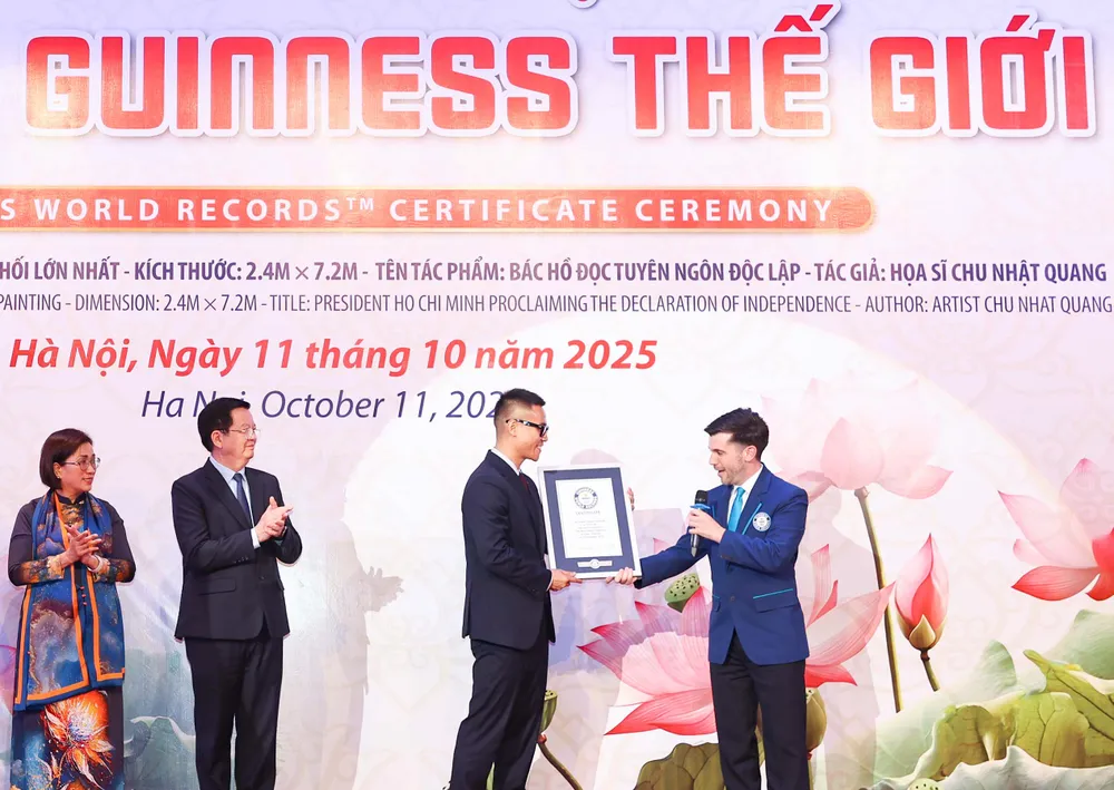 Đại diện Tổ chức Kỷ lục Guinness thế giới trao bằng chứng nhận cho họa sĩ Chu Nhật Quang PSX_20251011_162736.jpg