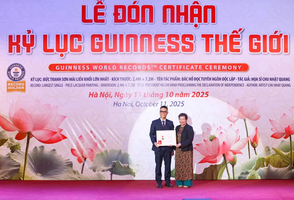 Hội Mỹ thuật Việt Nam trao kỷ niệm chương cho họa sĩ Chu Nhật Quang PSX_20251011_162927.jpg