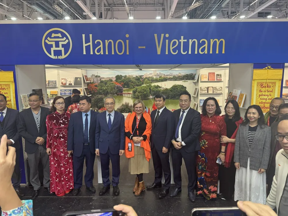 Các đại biểu trong nước và quốc tế tham quan không gian trưng bày sách của Việt Nam tại Đức 3af47575-eb0a-47a9-b024-d736365aa33f.jpg