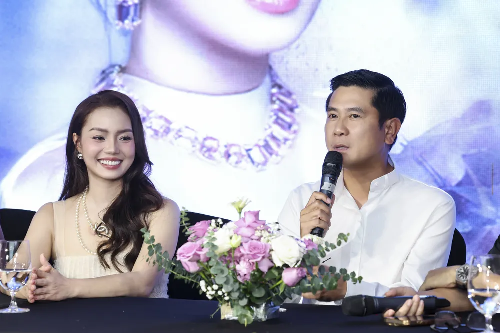 ผลงานเพลงนี้เป็นการรวมตัวของ Nguyen Ngoc Anh และนักดนตรี Ho Hoai Anh 038A5365.JPG